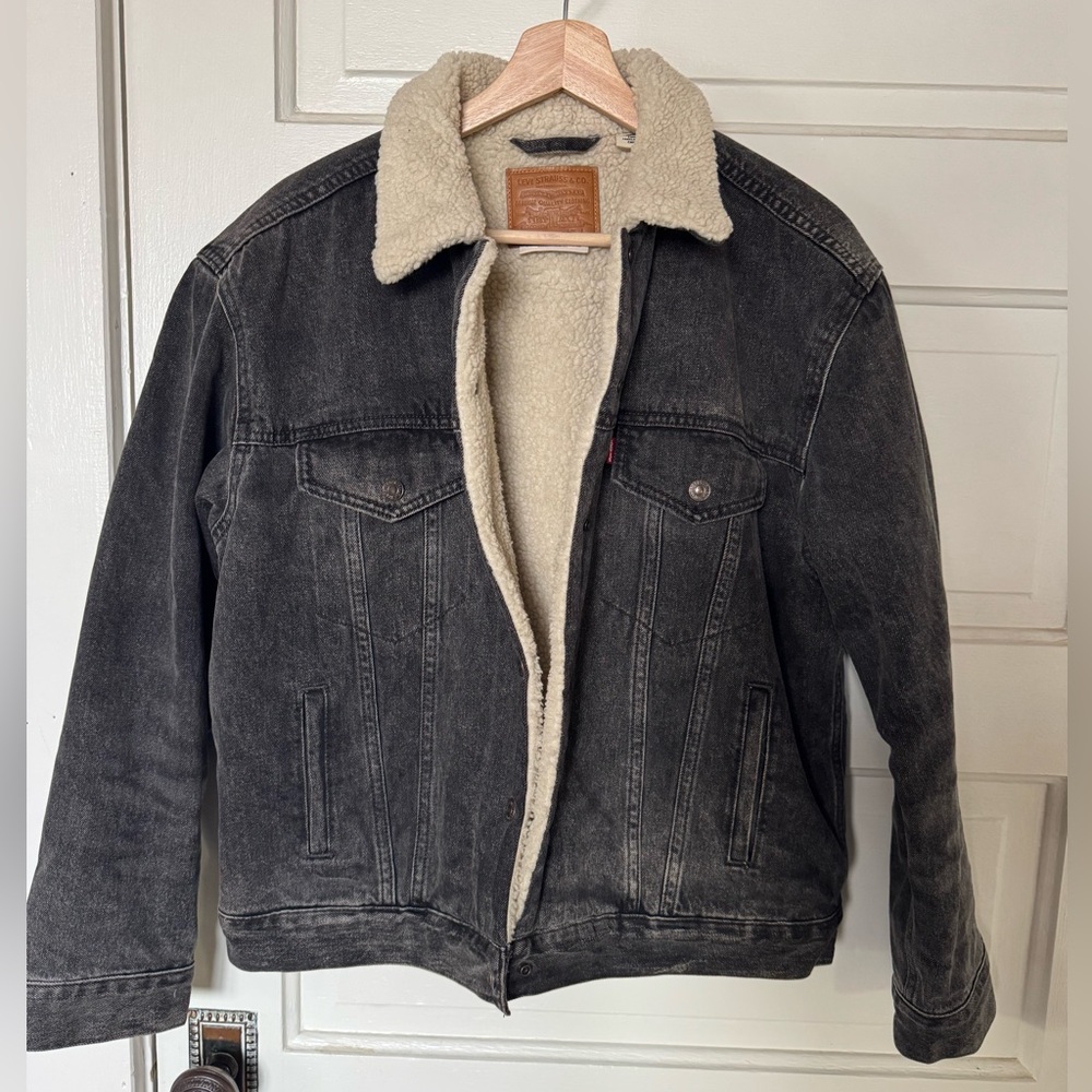 Levi's women's trucker Jacket- black, size large